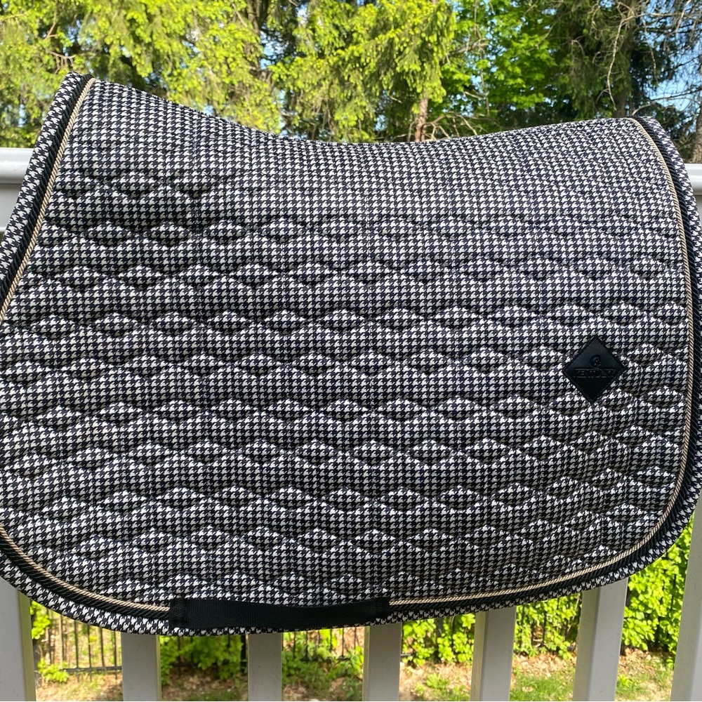 Kentucky horsewear pad. Like new conditions except for a few hairs